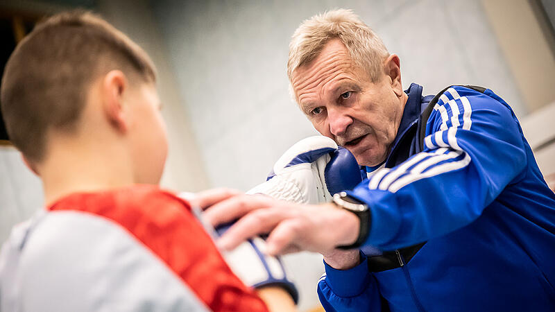 Willy Kastner steht auch mit 77 Jahren noch regelmäßig beim Boxtraining des ATS in der Halle. Willy Kastner steht auch mit 79 Jahren noch regelmäßig beim Boxtraining des ATS in der Halle.