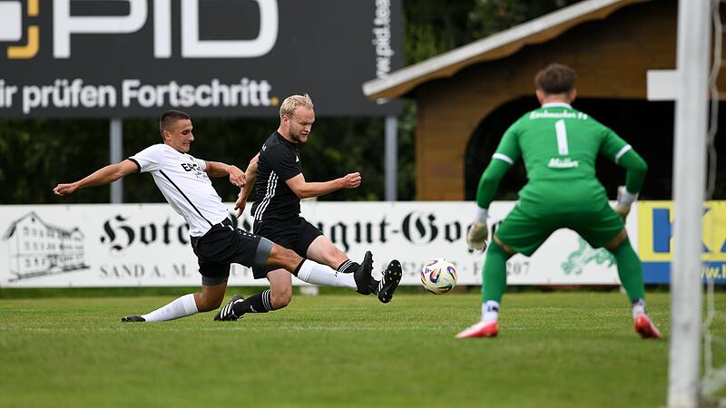 Fabian Stingl von der SG Obertheres zieht ab, während die Grätsche des Sanders Sebastian Krines  zu spät kommt. Torhüter Maximilian Müller ist aber nicht zu überwinden.  Mit 4:0 setzte sich die Korbmacher-Reserve am Ende durch.