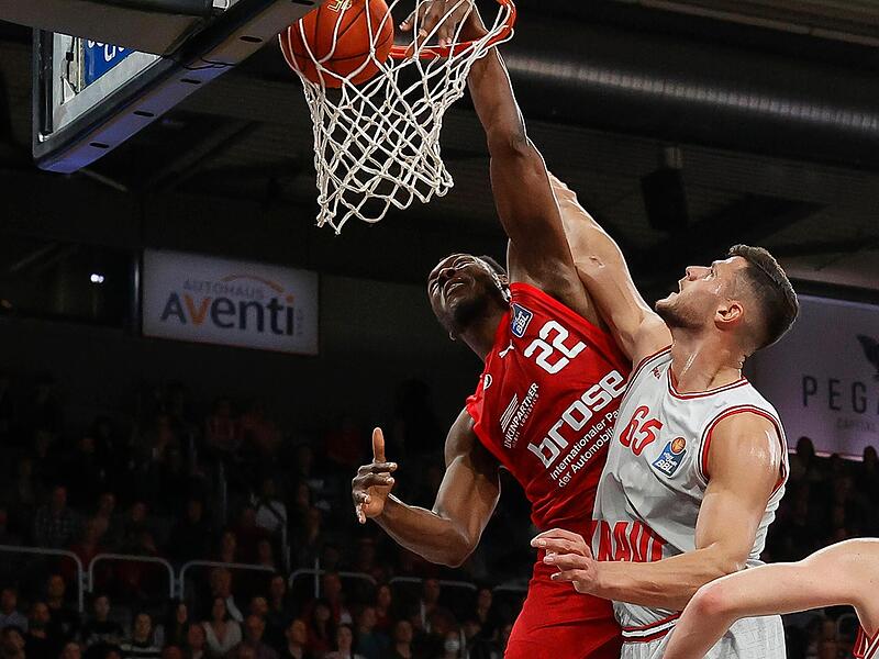 Filip Stanic kann den Bamberger Solomon Young nicht am Dunking hindern.