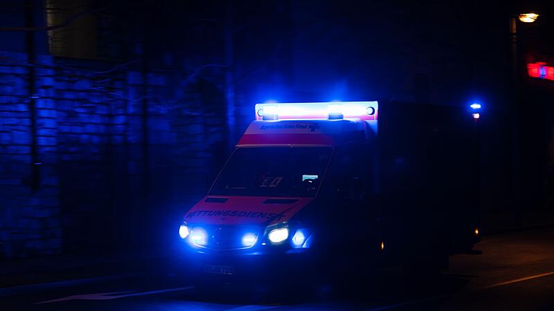 Rettungswagen im Einsatz - Symbolbild Rettungswagen im Einsatz - Symbolbild