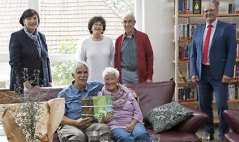 Seit &uuml;ber einem Jahrzehnt ist das Ehepaar Karin und Bernd K&auml;hne (vorne) aus Bad Bramstedt regelm&auml;&szlig;ig in Zeil zu Gast. Mit im Bild (hinten, von links): Tourismusbeauftragte Beate Reinhardt, Dorothea Dohnke, Lebensgef&auml;hrtin von Gastgeber Rudi Mahr, und B&uuml;rgermeister Thomas Stadelmann.