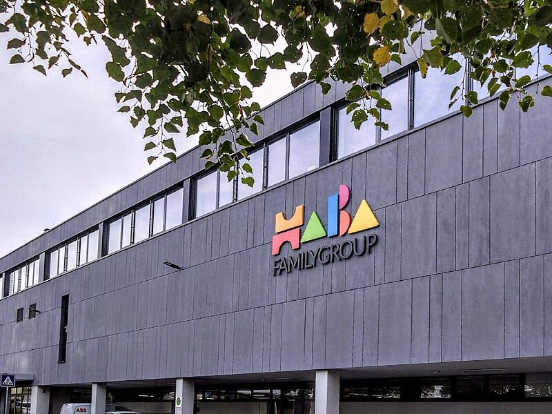 Hier ist noch der alte Name &bdquo;Haba Familygroup&ldquo; am Firmensitz in Bad Rodach zu sehen.