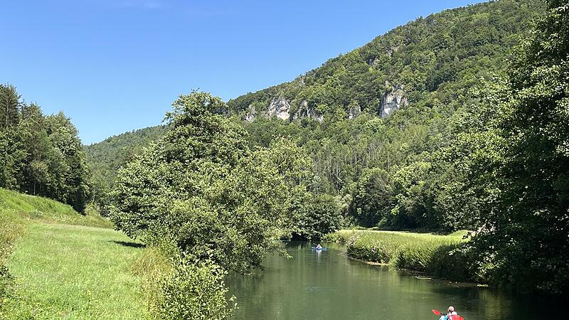 Wer, wie diese Paddler, längere Zeit der prallen Sonne ausgesetzt ist, sollte nicht ohne Bekleidung und Kopfbedeckung unterwegs sein.Forchheim & Fränkische Schweiz