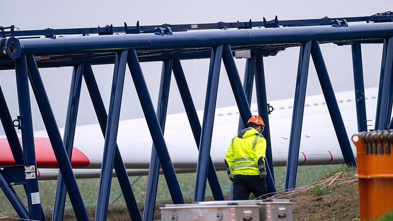 Schon die Teile für den Kran, der das Windrad baut, sind gigantisch.