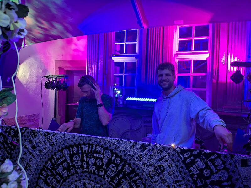 Stadtfest Musik und Märkte in Münnerstadt 2025Stadtfest Musik und Märkte 2025 in Münnerstadt Auch am Samstagabend gab es im Schlosshof Beats auf die Ohren.