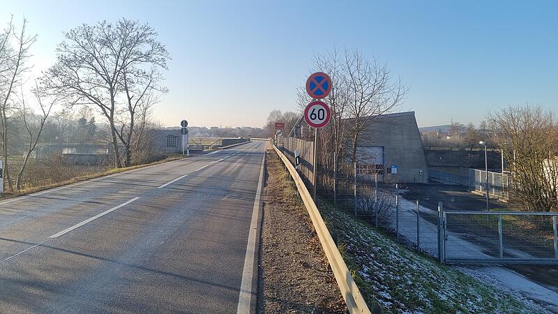 An der Stra&szlig;e FO 25 bei Hausen im Landkreis Forchheim m&uuml;ssen Radfahrer im Moment die Regnitz &uuml;berqueren.  Nun ist dort eine Radbr&uuml;cke geplant.