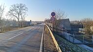 An der Straße FO 25 bei Hausen im Landkreis Forchheim müssen Radfahrer im Moment die Regnitz überqueren. Nun ist dort eine Radbrücke geplant.Forchheim & Fränkische Schweiz An der Straße FO 25 bei Hausen im Landkreis Forchheim müssen Radfahrer im Moment die Regnitz überqueren. Nun ist dort eine Radbrücke geplant.