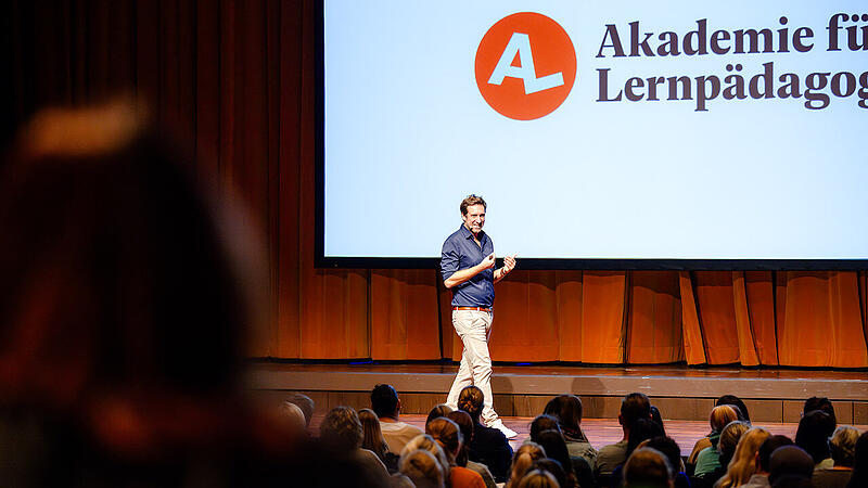 Lernp&auml;dagoge J&uuml;rgen M&ouml;ller erkl&auml;rt Eltern, wie das Lernen funktioniert.  Besonders wichtig ist ihm dabei, dass Theorie und Praxis in Balance bleiben: Auf jedes &bdquo;Warum&ldquo; folgt ein &bdquo;Wie&ldquo;.