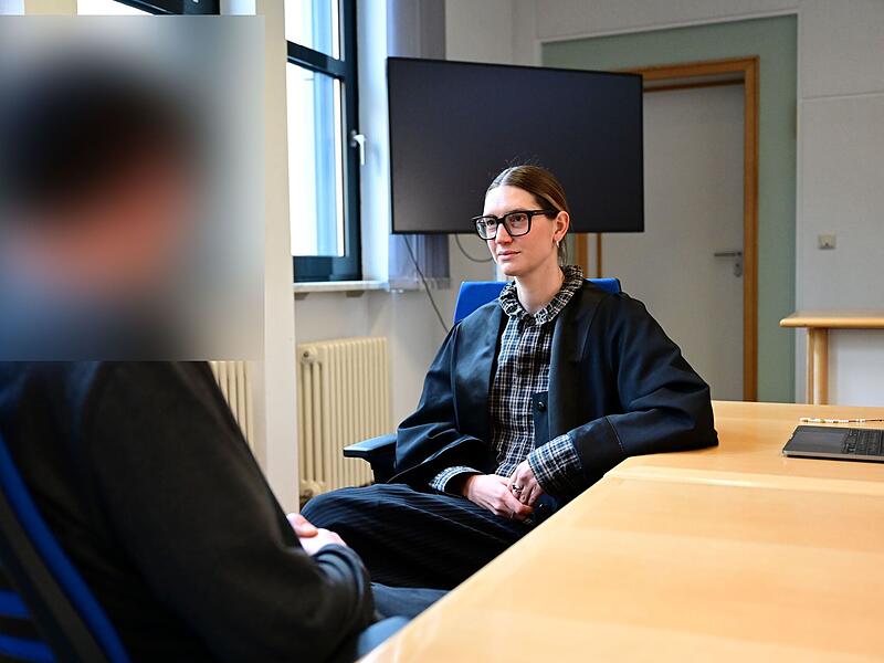 Der Angeklagte und seine Strafverteidigerin Mona Antretter aus Bamberg