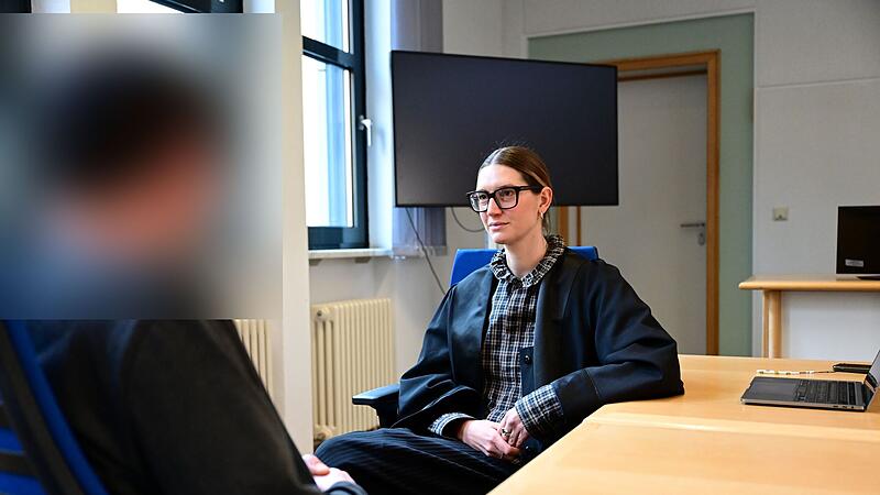 Der Angeklagte und seine Strafverteidigerin Mona Antretter aus Bamberg