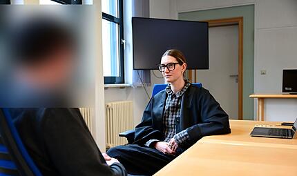 Der Angeklagte und seine Strafverteidigerin Mona Antretter aus Bamberg