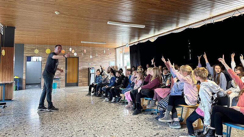 Kinder- und Jugendbuchautor Stefan Gemmel (54) hielt in der Grundschule Wachenroth mit viel Mimik und Witz eine besondere Lesung. Kinder- und Jugendbuchautor Stefan Gemmel (54) hielt in der Grundschule Wachenroth mit viel Mimik und Witz eine besondere Lesung.
