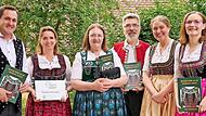 Bei der Buchvorstellung erschienen viele in Tracht: (v. l.) Leutenbachs Bürgermeister Florian Kraft, ILE-Managerin Corinna Brauer, stellvertretende Landrätin Barbara Poneleit, Roland Rosenbauer, Dagmar Rosenbauer und Lisa Badum (MdB).