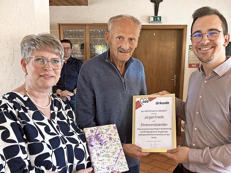 AWO-Vorsitzende Margit Lamm, Ehrenvorstand Jürgen Friede, Bürgermeister Nico Kauper AWO-Vorsitzende Margit Lamm, Ehrenvorstand Jürgen Friede, Bürgermeister Nico Kauper
