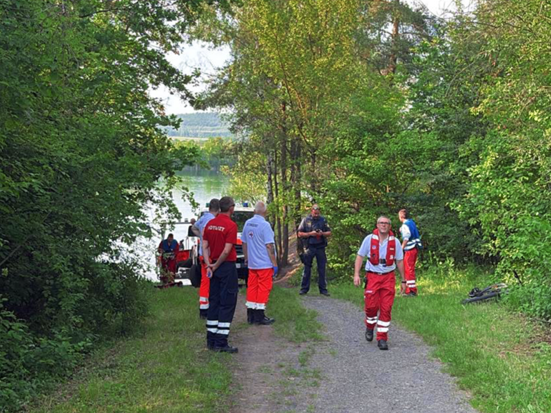 Tongrube Dörfles-Esbach: Etwa 60 Rettungskräfte waren im Einsatz. Tongrube Dörfles-Esbach: Etwa 60 Rettungskräfte waren im Einsatz.