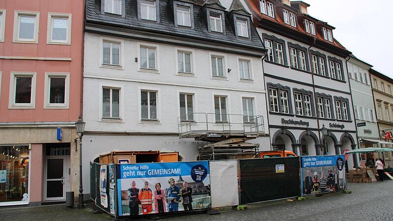 Noch wird das Geb&auml;ude am Kitzinger Marktplatz umgebaut, in das die Fielmann-Filiale einziehen wird.