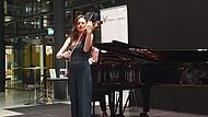 Die Violinistin Esther Abrami brachte am Montagabend vor rund 400 Besuchern im Foyer der Huk unter Begleitung der Pianistin Rose McLachlan Klassik und Filmmusik zusammen.