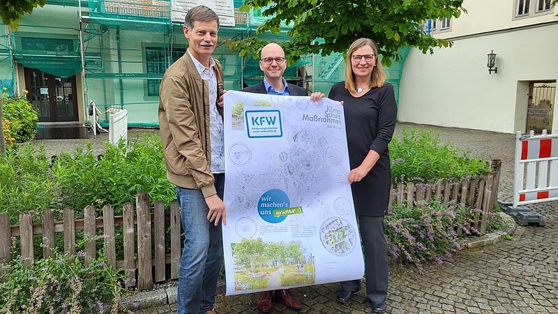 Natürlicher Klimaschutz in Bad Kissingen Freuen sich über die KfW-Förderung: (von links) Peter Borst (Bauamt), OB Dirk Vogel und Christine Schwind (Leiterin Bauamt).