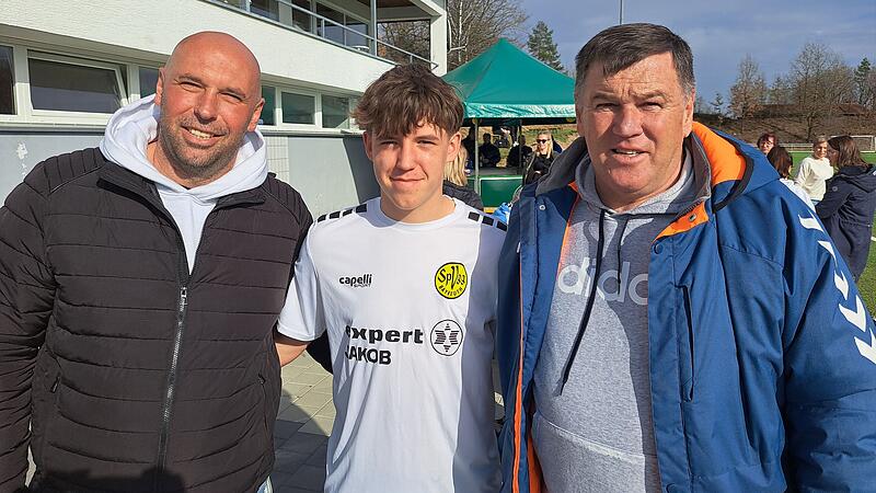 Drei Generationen Karnitzschky: Vater Matthias (links) und Opa Dieter (rechts) sind bei den Spielen von Nick so oft es geht dabei.