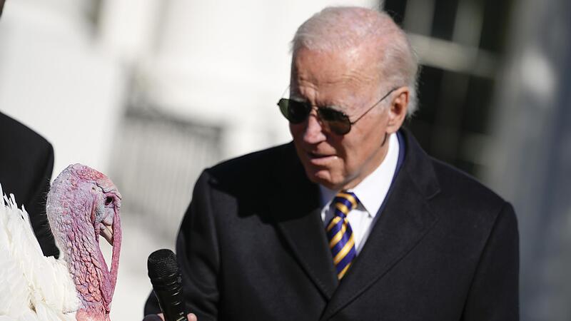 Joe Biden, Präsident der USA, hält dem Truthahn „Chocolate“ während der Begnadigung des nationalen Truthahns und seines Stellvertreters am Weißen Haus das Mikrofon hin.