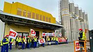 Protest in der Frühstückspause: Auch Mitarbeitende der Firma Koch im Coburger Stadtteil Creidlitz fordern höhere Löhne. Doch die Tarifverhandlungen waren zuletzt ins Stocken geraten.