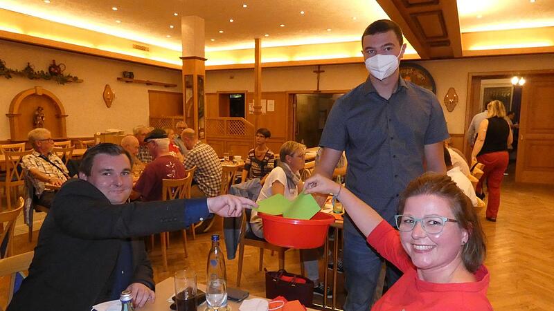 Ren&egrave; von Eckert und Johanna Bamberg-Reinwand, hier bei ihrer Stimmabgabe, sind die beiden neuen Vorsitzenden des SPD-Unterbezirks Rh&ouml;n/Ha&szlig;berge. Sie wurden bei der Versammlung in Sand an die Spitze gew&auml;hlt.