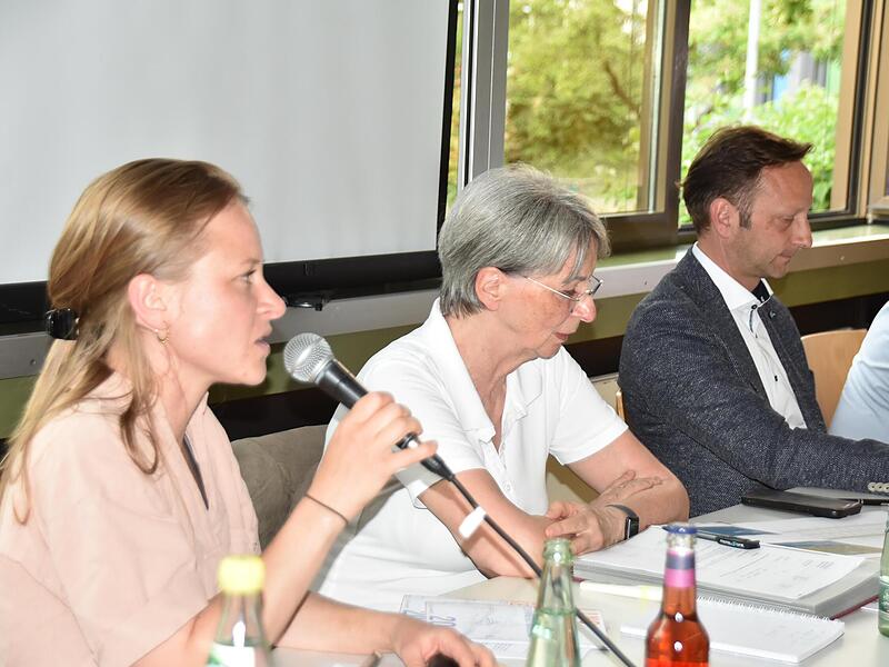Annika Stintzing, Bettina Seliger und Bürgermeister Robert Bosch informierten über die Anpassung des Verfügungsfonds. Annika Stintzing, Bettina Seliger und Bürgermeister Robert Bosch informierten über die Anpassung des Verfügungsfonds.