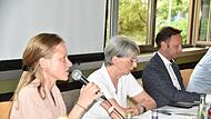 Annika Stintzing, Bettina Seliger und Bürgermeister Robert Bosch informierten über die Anpassung des Verfügungsfonds. Annika Stintzing, Bettina Seliger und Bürgermeister Robert Bosch informierten über die Anpassung des Verfügungsfonds.