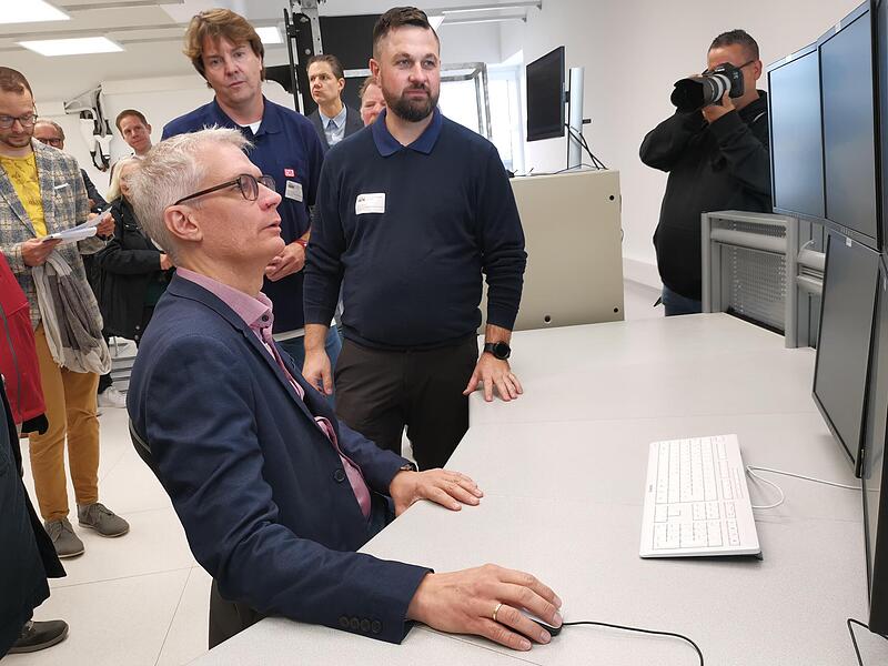 Am Simulator lernt Oberb&uuml;rgermeister Uwe Kirschstein, wie man Weichen stellt.Forchheim & Fr&auml;nkische Schweiz