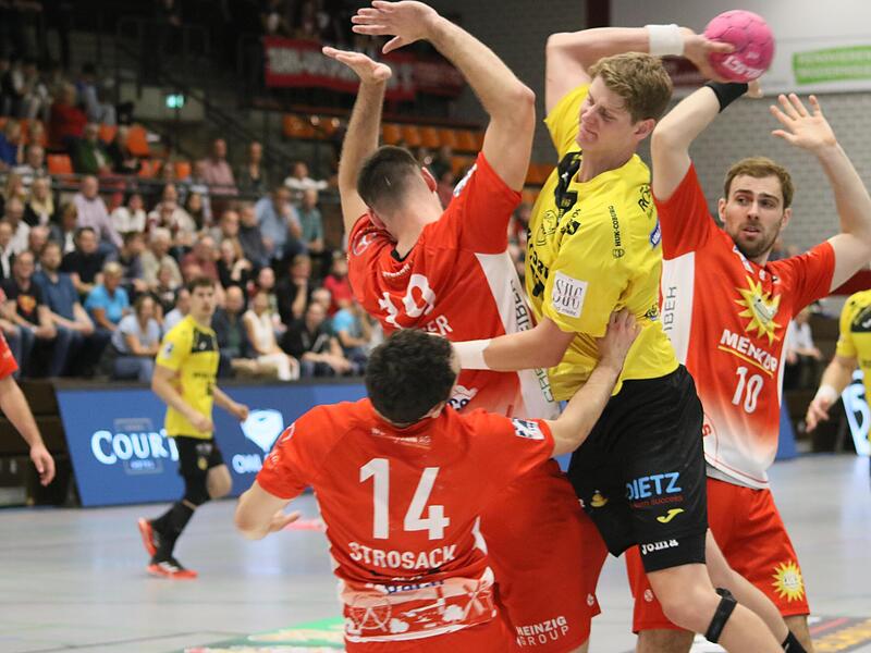 Viktor Glatthard (am Ball) setzt sich gegen drei Lübbecker durch. Viktor Glatthard (am Ball) setzt sich gegen drei Lübbecker durch.