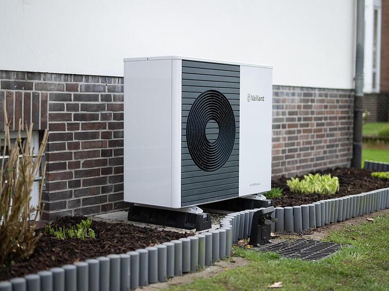 Eine W&auml;rmepumpe an einem Einfamilienhaus. Solche W&auml;rmepumpen werden bei der &uuml;berwiegenden Zahl neuer H&auml;user eingebaut.  In diesem Jahr waren W&auml;rmepumpen mit rund 300.000 Ger&auml;ten das meistverkaufte Heizsystem.