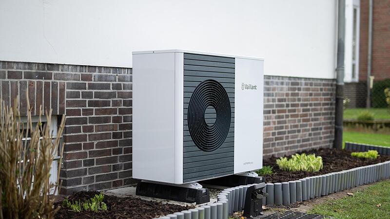 Eine W&auml;rmepumpe an einem Einfamilienhaus. Solche W&auml;rmepumpen werden bei der &uuml;berwiegenden Zahl neuer H&auml;user eingebaut.  In diesem Jahr waren W&auml;rmepumpen mit rund 300.000 Ger&auml;ten das meistverkaufte Heizsystem.