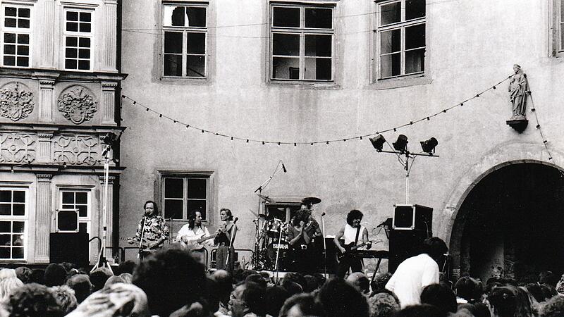 Der Schlosshof des Deutschhernnschloss M&uuml;nnerstadt als B&uuml;hne 1989 und 1990 bei Musik und M&auml;rkte
