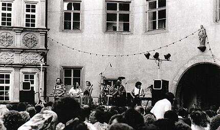 Der Schlosshof des Deutschhernnschloss M&uuml;nnerstadt als B&uuml;hne 1989 und 1990 bei Musik und M&auml;rkte