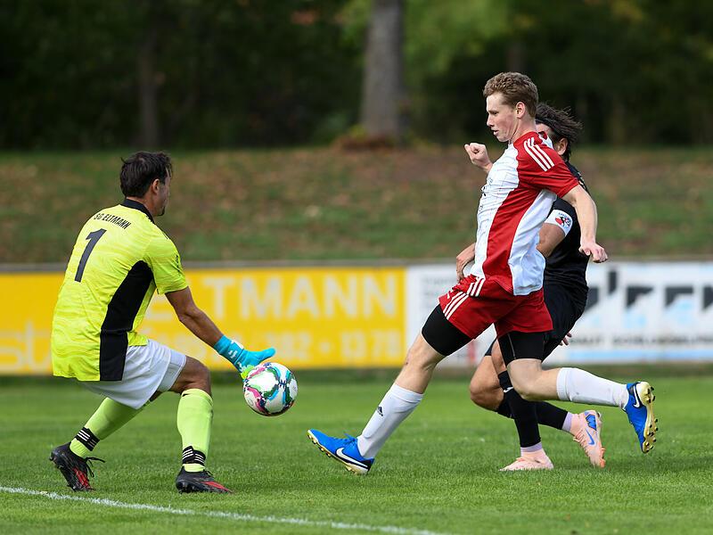 Nicht nur diese Chance f&uuml;r den FC Ha&szlig;furt machte Jan Kapitz (links) zunichte. Der Eltmanner Torwart war ein sicherer R&uuml;ckhalt.