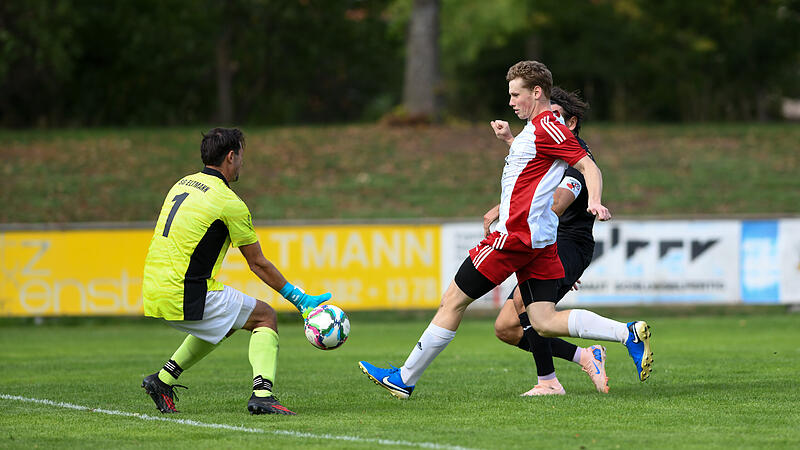 Nicht nur diese Chance f&uuml;r den FC Ha&szlig;furt machte Jan Kapitz (links) zunichte. Der Eltmanner Torwart war ein sicherer R&uuml;ckhalt.