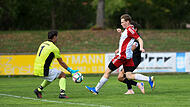 Nicht nur diese Chance f&uuml;r den FC Ha&szlig;furt machte Jan Kapitz (links) zunichte. Der Eltmanner Torwart war ein sicherer R&uuml;ckhalt.