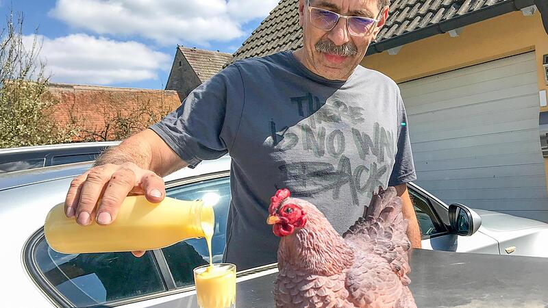 Auf das Huhn gekommen ist Thomas Maier aus Heppstädt während des ersten Corona-Lockdowns im Jahr 2020. Seitdem gibt es in der Familie immer frische Eier, aus denen regelmäßig ein leckerer Eierlikör zubereitet wird.
