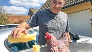 Auf das Huhn gekommen ist Thomas Maier aus Heppstädt während des ersten Corona-Lockdowns im Jahr 2020. Seitdem gibt es in der Familie immer frische Eier, aus denen regelmäßig ein leckerer Eierlikör zubereitet wird.
