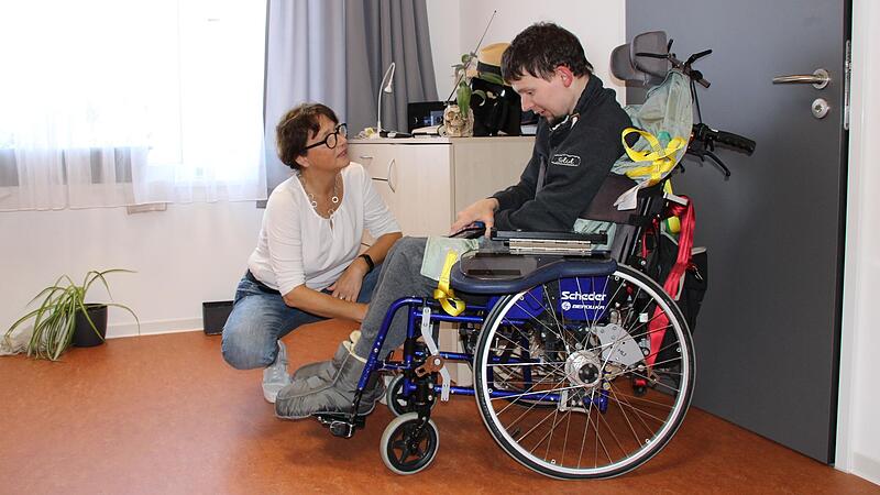 Philipp zeigt Sabine Tracht (Öffentlichkeitsarbeit Blindeninstitut Würzburg) sein neues Zimmer und erklärt, wie er mit dem Handy im Internet surfen kann. Philipp zeigt Sabine Tracht (Öffentlichkeitsarbeit Blindeninstitut Würzburg) sein neues Zimmer und erklärt, wie er mit dem Handy im Internet surfen kann.