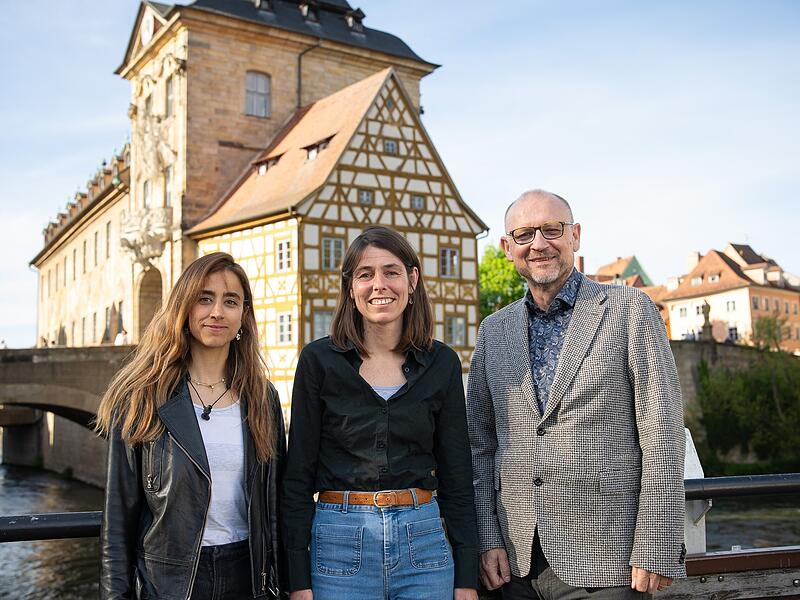 Mona Oryat, Regina Riehm und Peter Ehmann von der unabh&auml;ngigen Asylberatung der Caritas informieren Betroffene &uuml;ber das Verfahren.