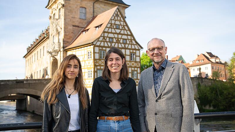 Mona Oryat, Regina Riehm und Peter Ehmann von der unabh&auml;ngigen Asylberatung der Caritas informieren Betroffene &uuml;ber das Verfahren.