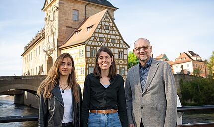 Mona Oryat, Regina Riehm und Peter Ehmann von der unabh&auml;ngigen Asylberatung der Caritas informieren Betroffene &uuml;ber das Verfahren.