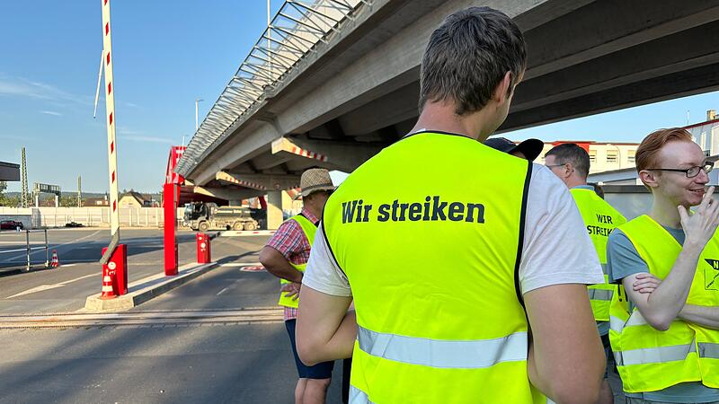 Warnstreik bei Piasten in Forchheim: Die Besch&auml;ftigten der Produktion legten die Arbeit nieder und protestieren vor dem Werkstor.