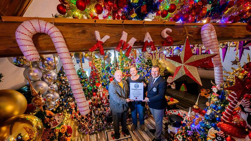 Familie schmückt ihr Haus mit 621 Weihnachtsbäumen Familie schmückt ihr Haus mit 621 Weihnachtsbäumen