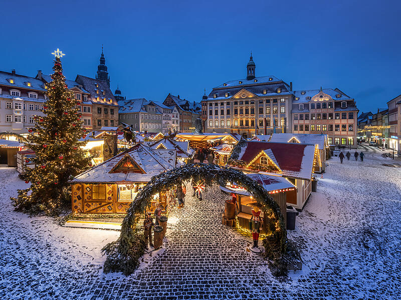 Bei Schnee besonders romantisch: der Coburger Weihnachtsmarkt auf dem historischen Marktplatz.