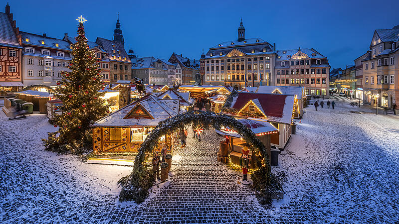 Bei Schnee besonders romantisch: der Coburger Weihnachtsmarkt auf dem historischen Marktplatz.