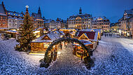 Bei Schnee besonders romantisch: der Coburger Weihnachtsmarkt auf dem historischen Marktplatz.