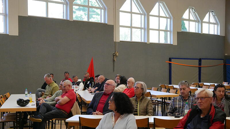 Die wenigen Zuschauer lauschten gespannt den Reden.