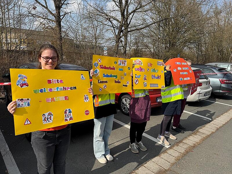 Sch&uuml;ler des Gymnasiums Herzogenaurach und der Wilhelm-Pfeffer-Schule  demonstrieren gegen Eltern, die ihre Spr&ouml;sslinge bis zum Schultor kutschieren.